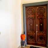 ...che regalano luce anche alle porte in legno degli appartamenti, quest�ultime finemente lavorate con motivi ottagonali ed elementi dorati